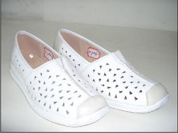 溫州富龍鞋業(yè) 匠心獨(dú)運(yùn)，步履不停——鞋業(yè)展覽引領(lǐng)行業(yè)新風(fēng)尚